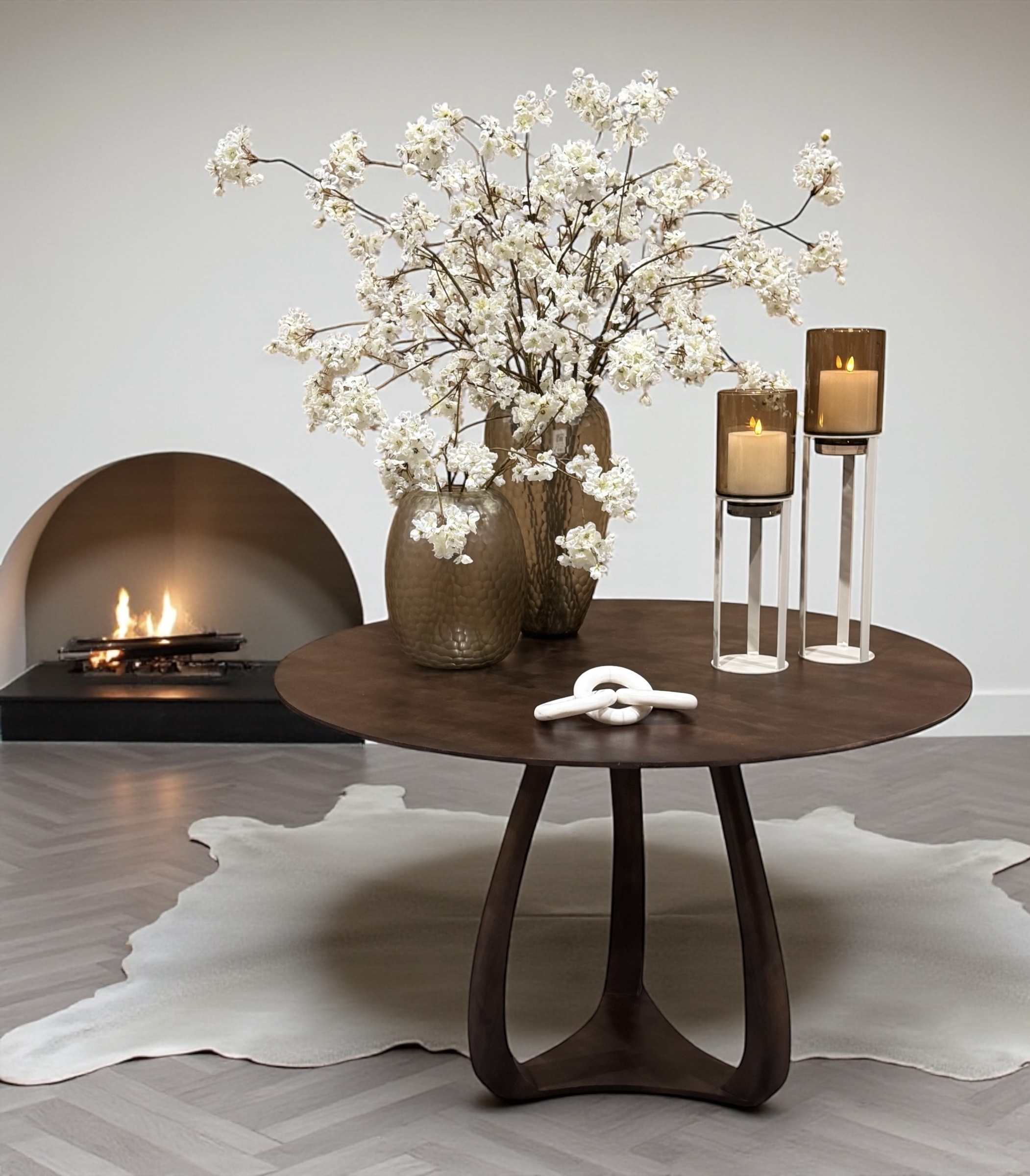 ronde-eettafel-organische-vorm-mango-bruin-hout