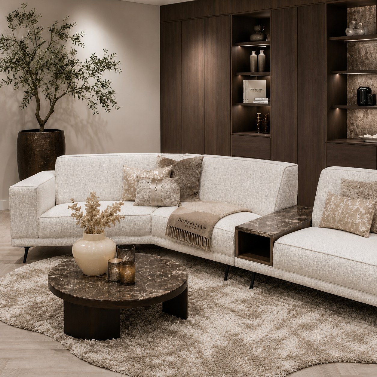 Moderne designbank Senna met vaste kussens en slanke pootje van Dubbelman Design