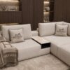 Luxe maatwerk elementen bank Carón met curve en met geïntegreerde tafel, Dubbelman Design hotel chique interieur
