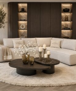 Luxe maatwerk lounge bank Carón met curve en met geïntegreerde tafel, Dubbelman Design hotel chique interieur