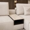 Luxe maatwerk elementen bank Carón met geïntegreerde tafel, Dubbelman Design hotel chique interieur