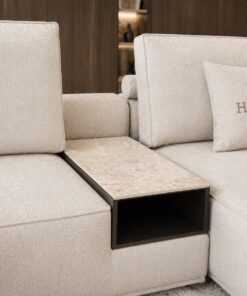 Luxe maatwerk elementen bank Carón met geïntegreerde tafel, Dubbelman Design hotel chique interieur