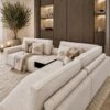 Luxe maatwerk elementen bank Carón met curve en met geïntegreerde tafel, Dubbelman Design hotel chique interieur