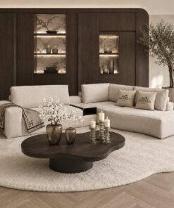 Luxe maatwerk elementen bank Carón met curve en met geïntegreerde tafel, Dubbelman Design hotel chique interieur