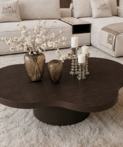 Maatwerk salontafel Solé met organisch houten blad en luxe frame voor hotel chique interieur, modern en Japandi