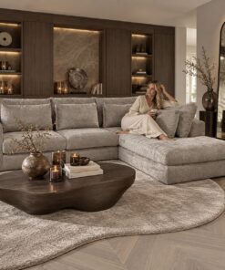 Luxe beige hoekbank uit voorraad leverbaar in hotel chique woonkamer Dubbelman Design