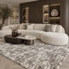 Hoogpolig bruin beige vloerkleed in luxe hotel chique woonkamer