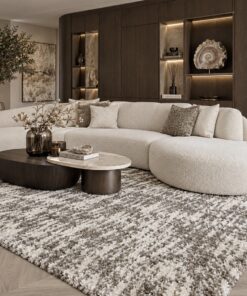 Hoogpolig bruin beige vloerkleed in luxe hotel chique woonkamer