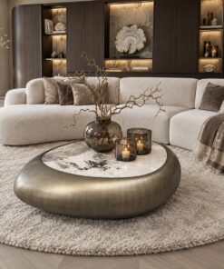 Castello salontafels rond en organisch met Sintered Stone tafelblad en mat bronzen onderstel in luxe woonkamer | Dubbelman Design