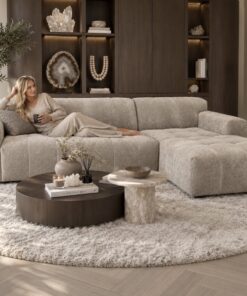Bank Amy in beige stof met lounge, direct uit leverbaar bij Dubbelman Design