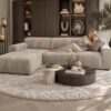 Bank Amy in beige stof met lounge, direct uit leverbaar bij Dubbelman Design